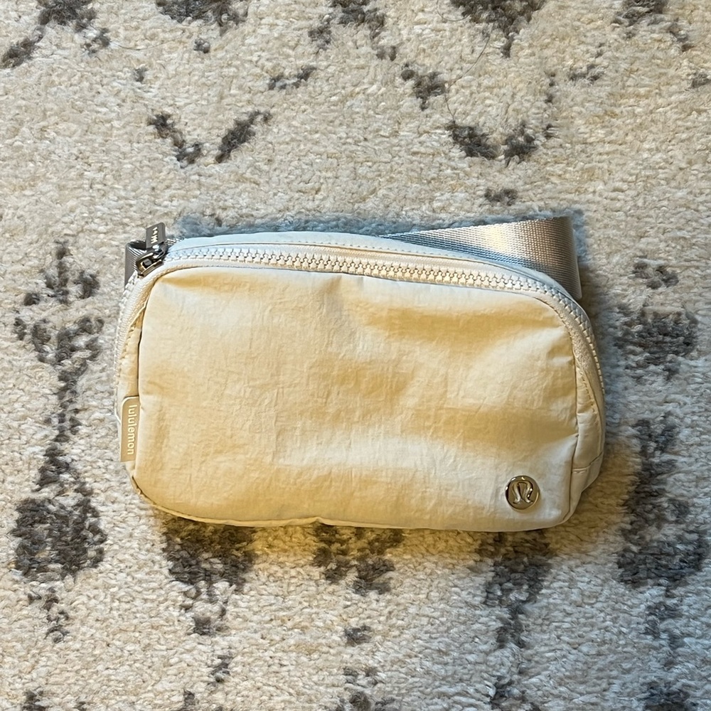 Lululemon Belt Bag in White Opal - Picture 4 of 14